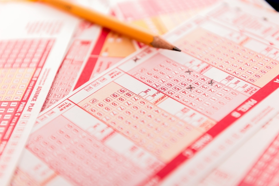 Jak kreatywnie wręczyć kupony Lotto parze młodej?
