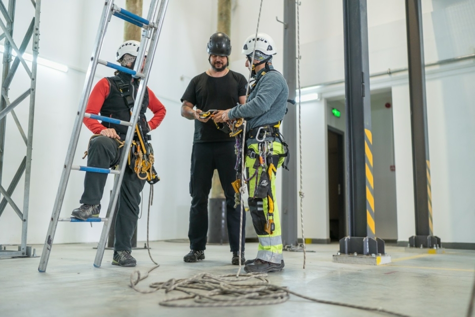 76ae3d9a-2f25-41fc-bfce-745857eef2b2-1758315143