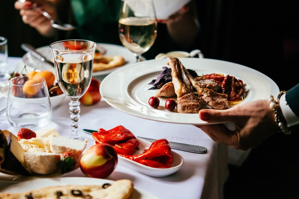 Podawanie dań w restauracji