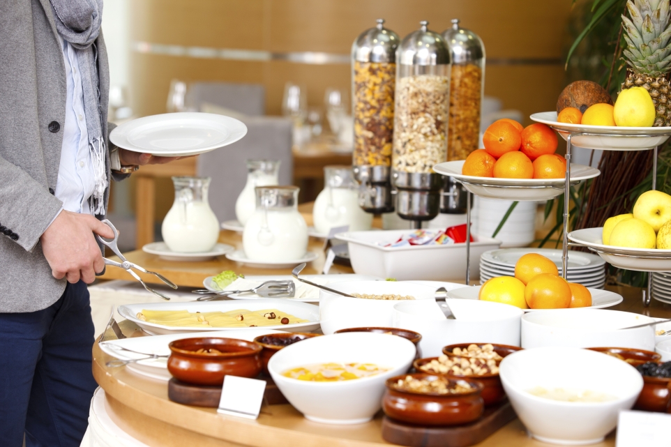 Bufet hotelowy oferuje duży wybór dań