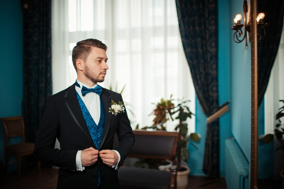 Nowoczesne trendy kolorystyczne w garniturach ślubnych