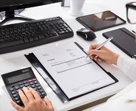 księgowy podczas pracy