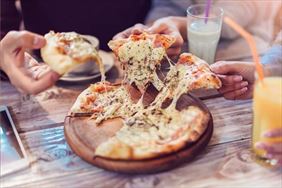 pizza z serem. Mariusz Wolański Pizzeria. Kraków