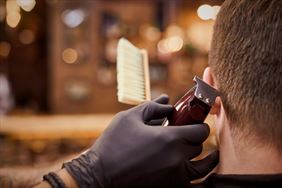 strzyżenie boków. The Holy Cut Barber Shop. Reszel