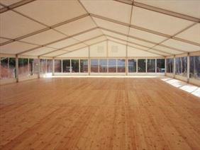 wnętrze hali namiotowej