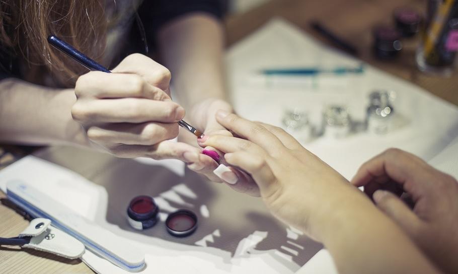 Na czym polega manicure hybrydowy?