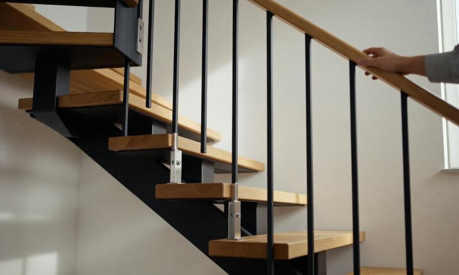Balustrada przy schodach na stalowej konstrukcji — materiały, mocowania i stabilność użytkowania