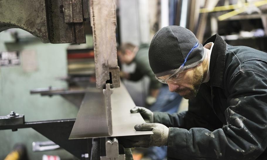 Gięcie blach CNC – na czym to polega?