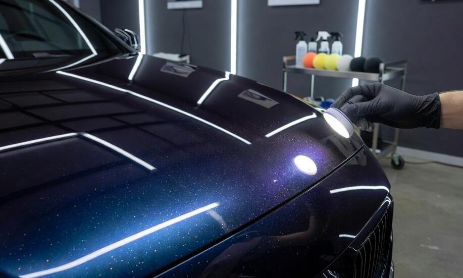 Lakier metaliczny, perłowy i jednolity — jak pasta oraz pad zmieniają efekt polerowania
