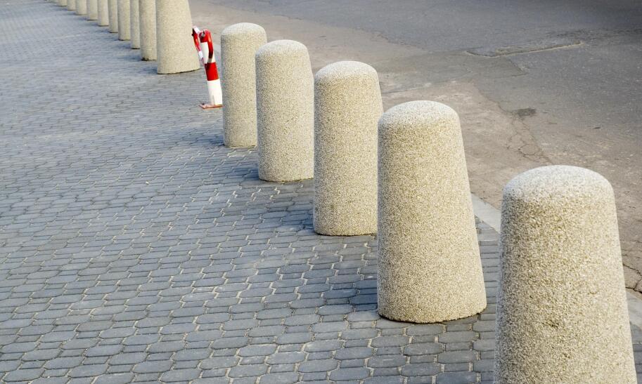 Montaż słupka parkingowego betonowego krok po kroku: czy zalewać betonem?
