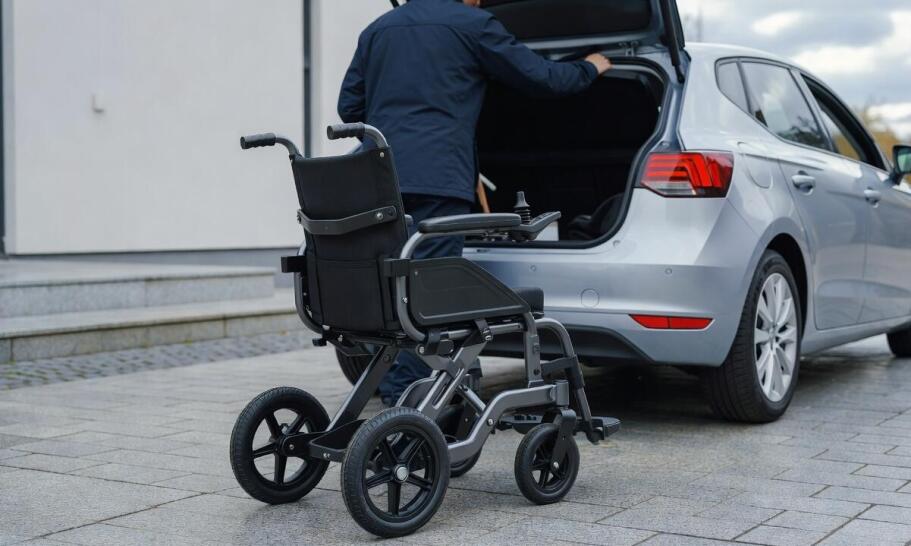 Jak dopasować wózek i skuter inwalidzki do możliwości motorycznych pacjenta oraz codziennych barier w terenie