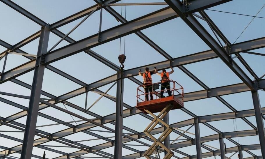 Od czego zależy zakres i koszt montażu konstrukcji stalowej w hali przemysłowej