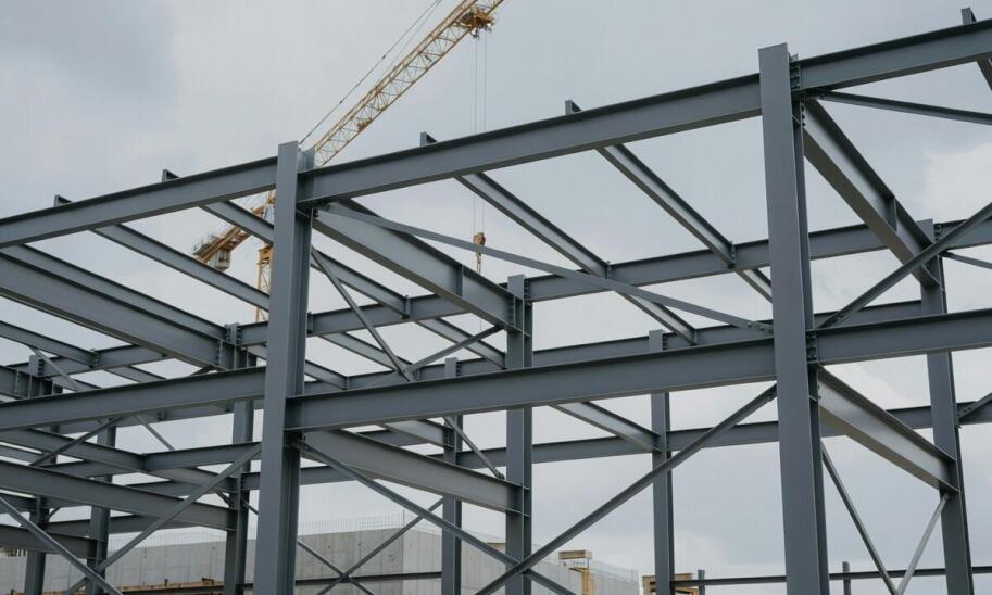Od koncepcji do odbioru — etapy i logistyka wznoszenia obiektów ze stali w strefach przemysłowych