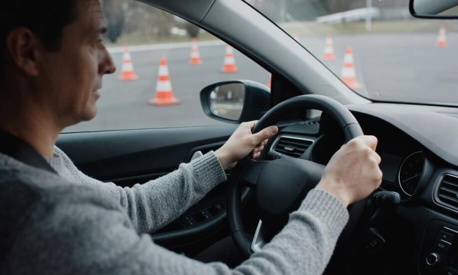 Przebieg pierwszej godziny jazd doszkalających — jak instruktor diagnozuje utrwalone nawyki za kierownicą i planuje korektę błędów