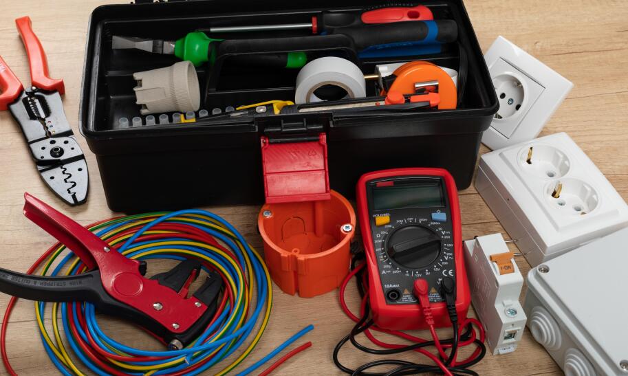Zestawy narzędzi dla elektryków – co powinno się w nim znaleźć?