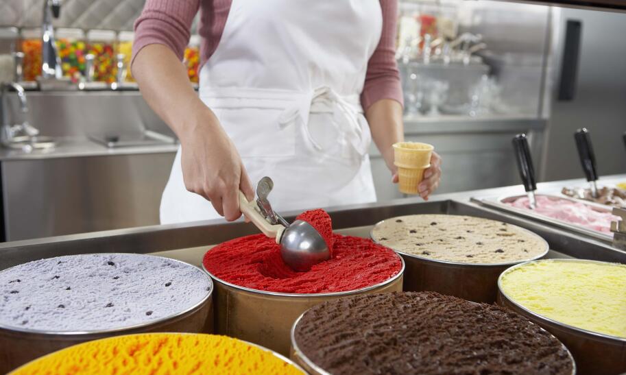 Producent maszyn do lodów a rozwój lodziarni i gastronomii sezonowej – na co zwracają uwagę profesjonaliści?