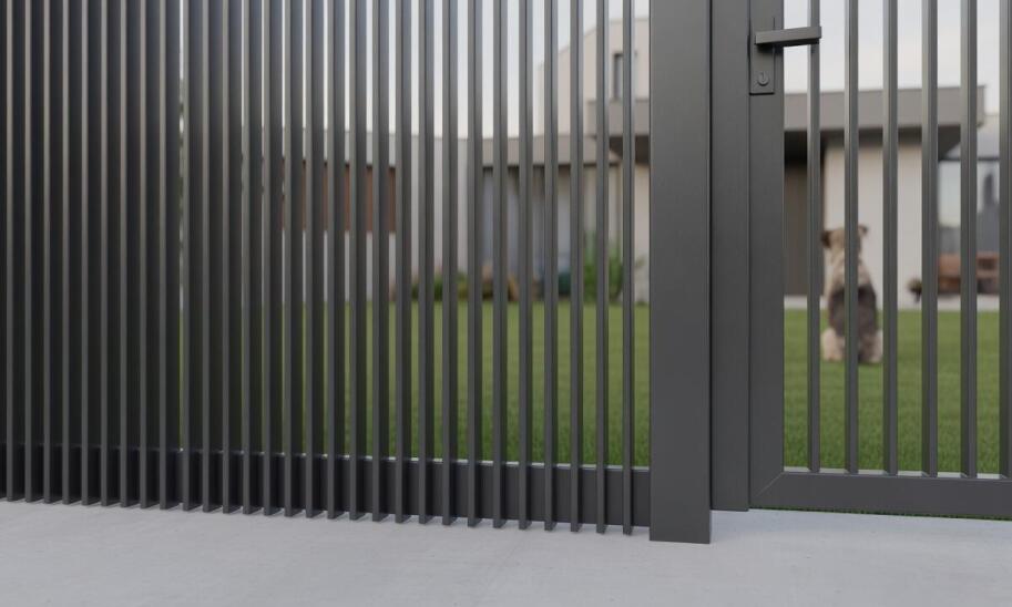 Jak metalowe przęsła, furtka i balustrady ograniczają ryzyko ucieczki psa lub kota