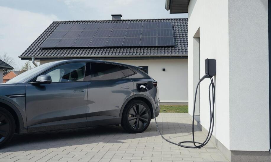 Jak wykorzystać nadwyżki z fotowoltaiki do ładowania auta elektrycznego w domu
