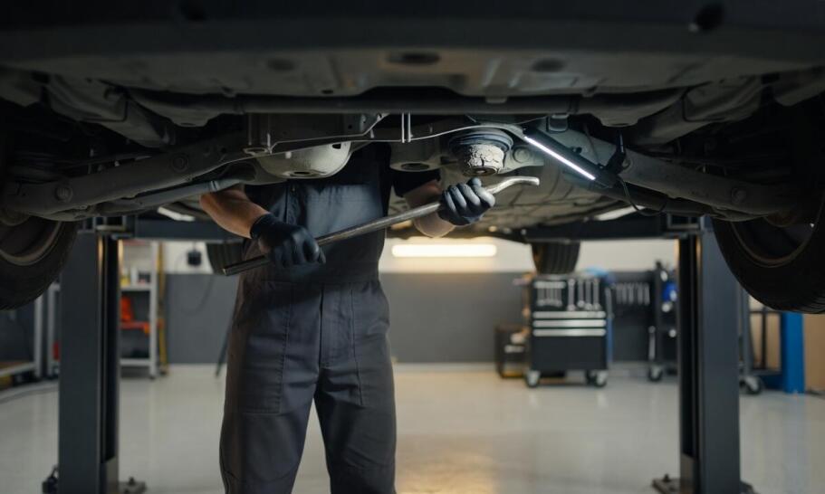 Jak mechanik rozdziela kilka pozornych objawów na jedno źródło awarii