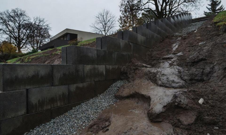 Dlaczego spadek działki i woda opadowa zmieniają fundament betonowego murku na Śląsku