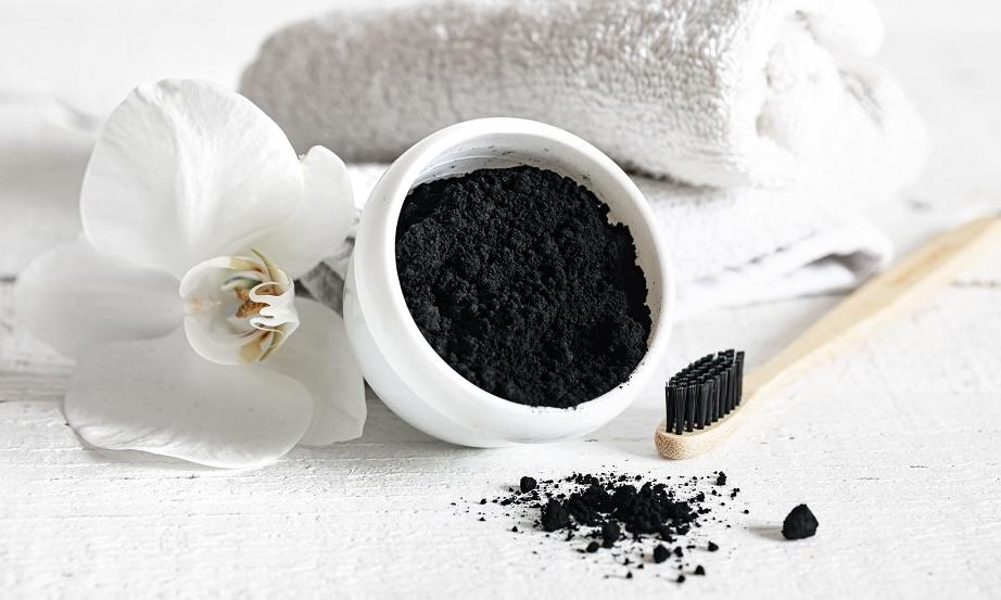 Aktywny węgiel a wybielanie zębów