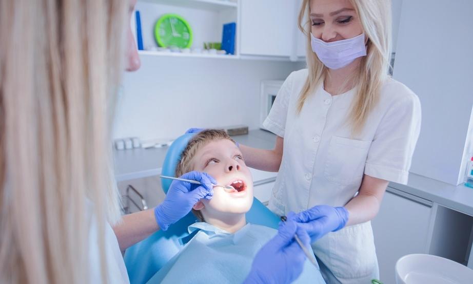 Lakowanie zębów. Na czym polega?