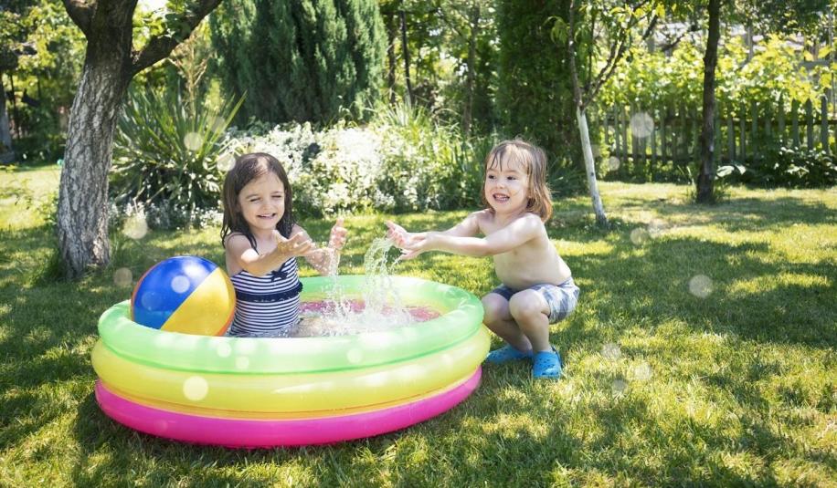 Dmuchany basenik jako element wyposażenia ogrodu