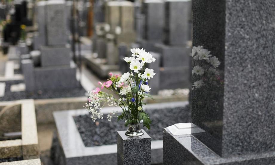 Nagrobki kiedyś a dziś. Ewolucja przemysłu funeralnego