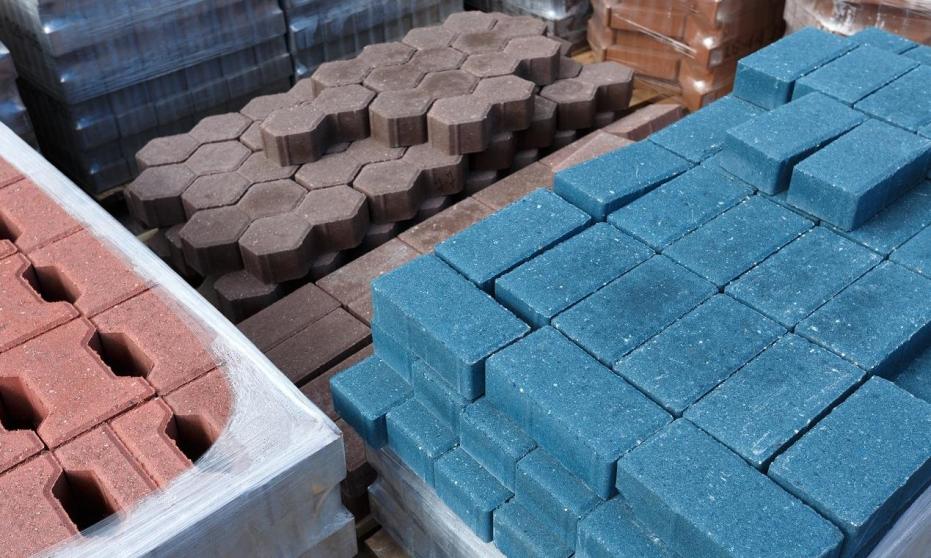 Czym różni się kostka brukowa dekoracyjna od przemysłowej?