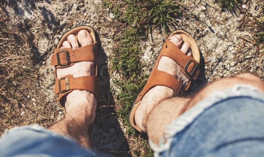 4 pomysły na wakacyjny męski look z klapkami, który sprawdzi się nie tylko na urlopie 4 pomysły na wakacyjny męski look z klapkami, który sprawdzi się nie tylko na urlopie