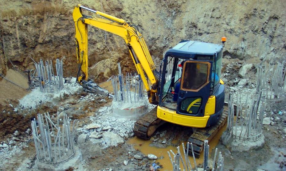 Do jakich prac na placach budów nadają się minikoparki?