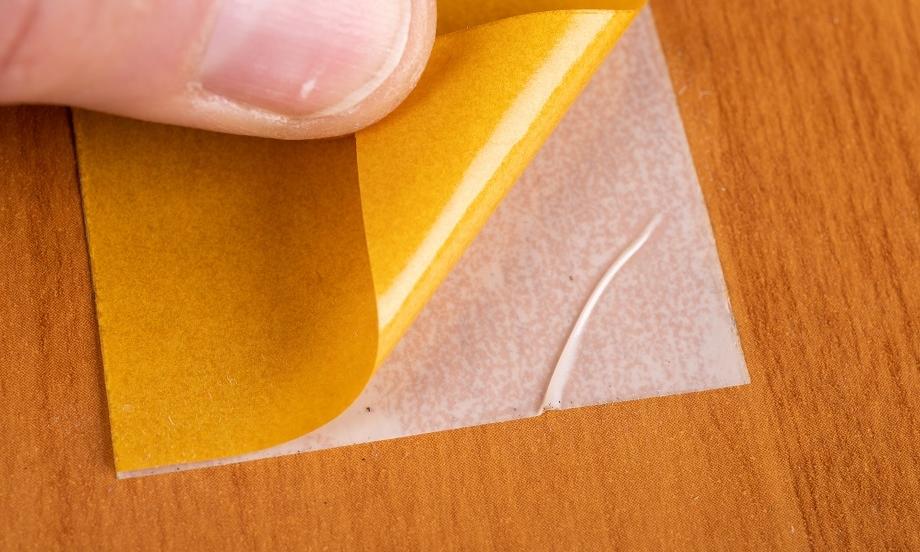 Materiały samoprzylepne stosowane w branży meblarskiej Materiały samoprzylepne stosowane w branży meblarskiej