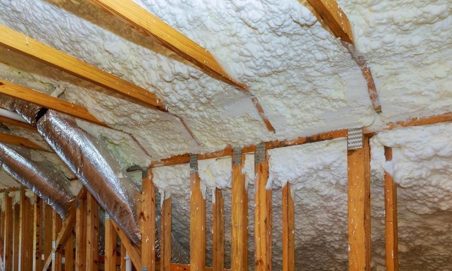 Ocieplanie dachu metodą natryskową – charakterystyka procesu Ocieplanie dachu metodą natryskową – charakterystyka procesu