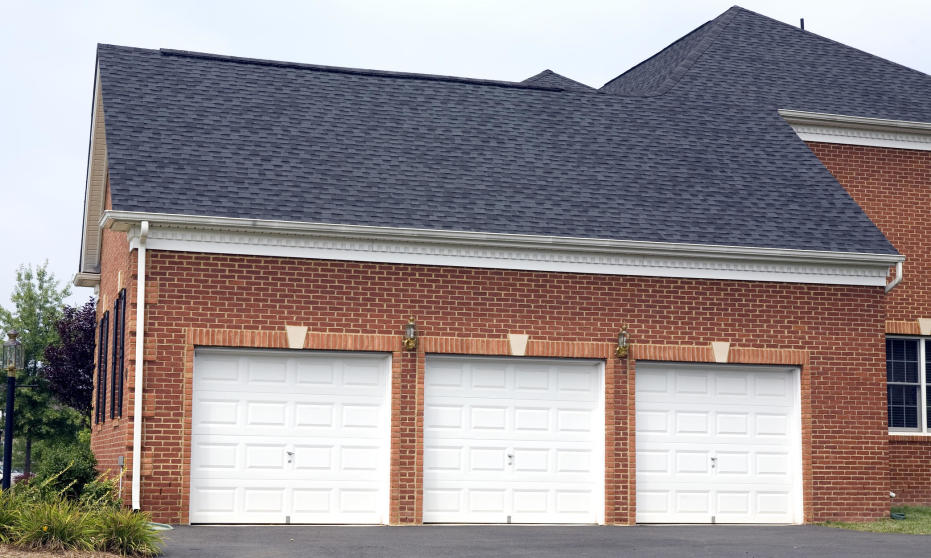 Czym kierować się przy wyborze bramy garażowej?