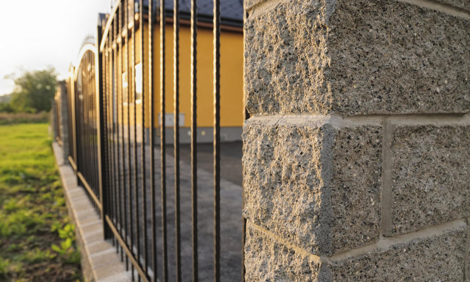 Ile kosztuje ogrodzenie betonowe? Etapy montażu Ile kosztuje ogrodzenie betonowe? Etapy montażu