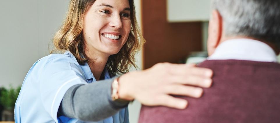 Jakie umiejętności powinni posiadać opiekunowie osób starszych?