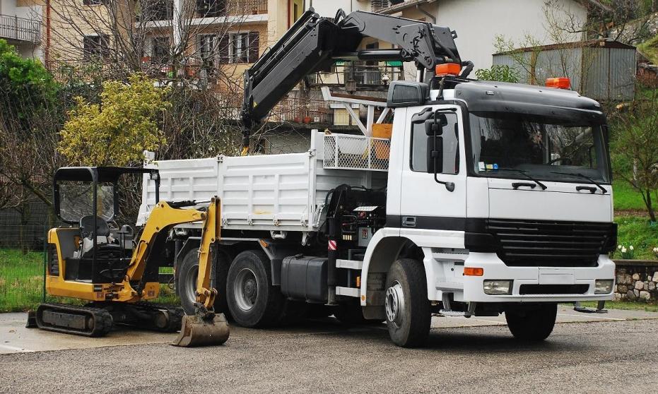 Jakie usługi można wykonywać przy pomocy dźwigów przeładunkowych?