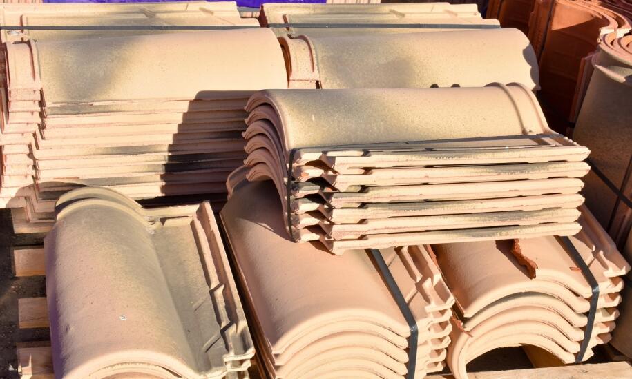 Dachówki cementowe i ceramiczne. Podobieństwa i różnice Dachówki cementowe i ceramiczne. Podobieństwa i różnice