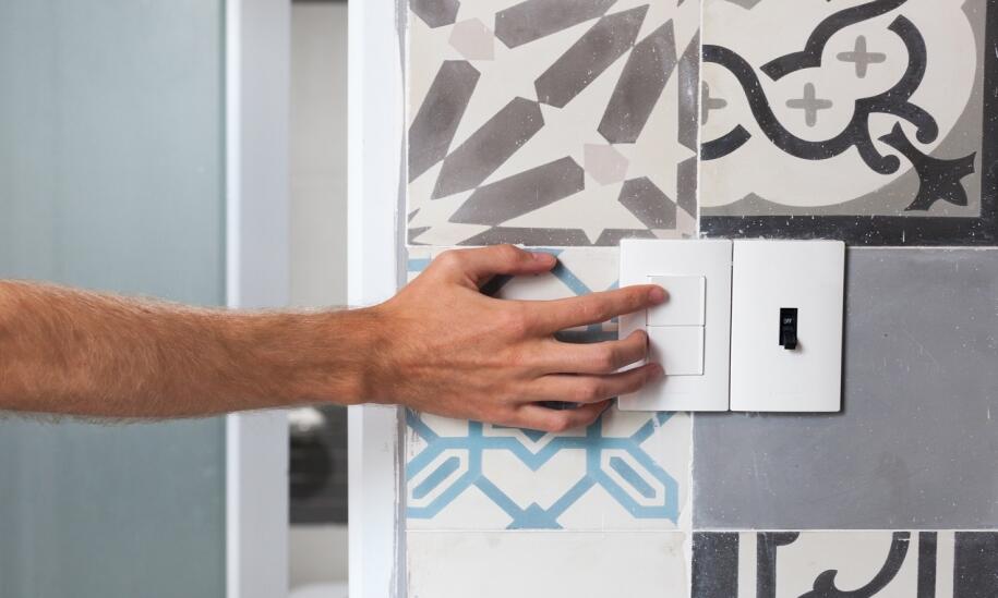 Czym się kierować przy zakupie włączników elektrycznych?
