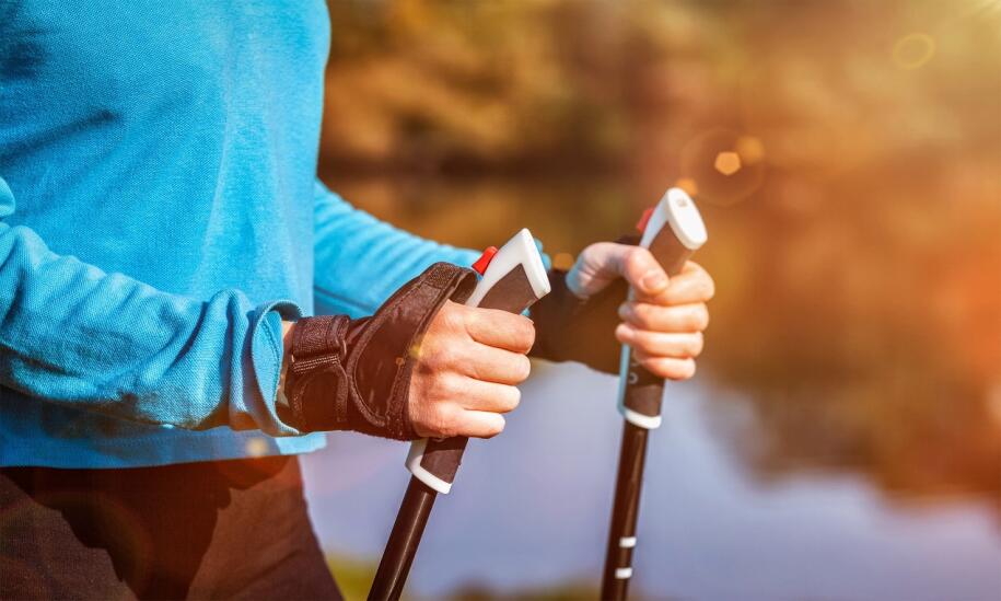 Korzyści z nordic walking. Dlaczego warto spacerować z kijkami?