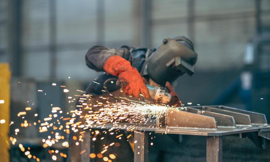 Przemysłowe szlifowanie przedmiotów obrabianych - stół z odciągiem