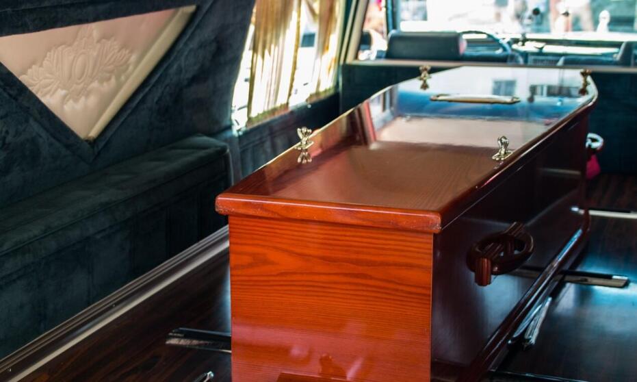 Jak przebiega transport zwłok, jeśli członek rodziny zmarł za granicą?