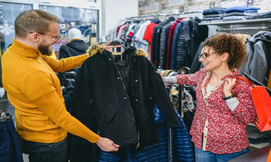 Dlaczego warto kupić kurtkę lub kamizelkę dwustronną?
