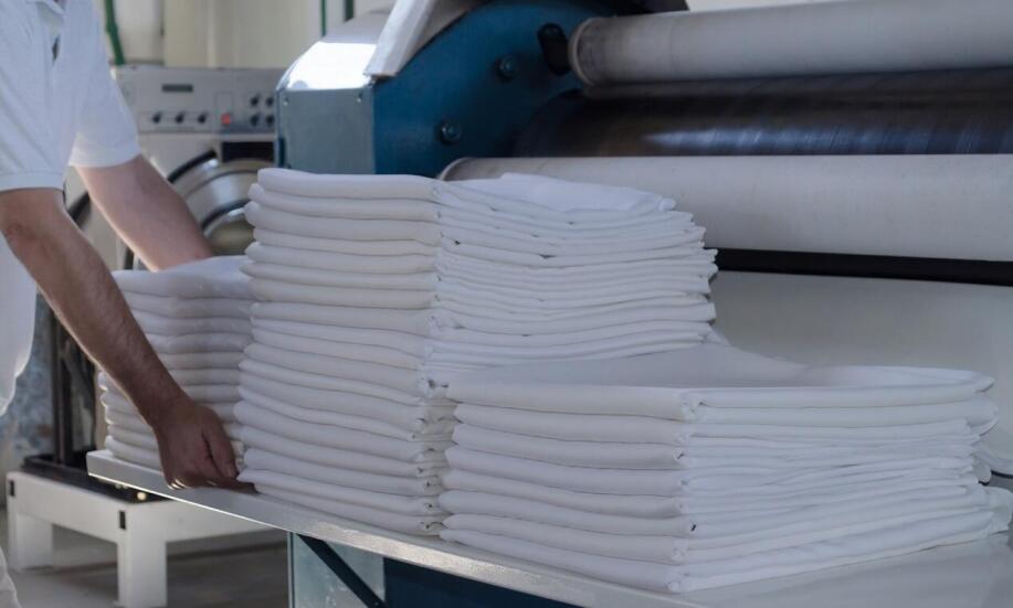 Jakich środków używa się do dezynfekcji pościeli hotelowej? 