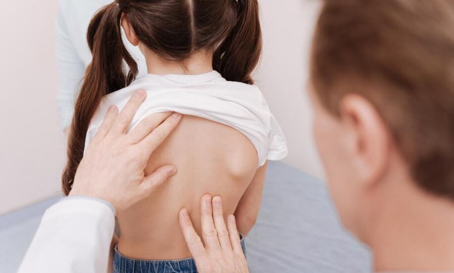  Kto powinien poddać się badaniu wad postawy?