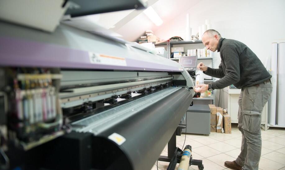 Jakie techniki wykorzystuje się przy ekspozycji zewnętrznych reklam wielkoformatowych?