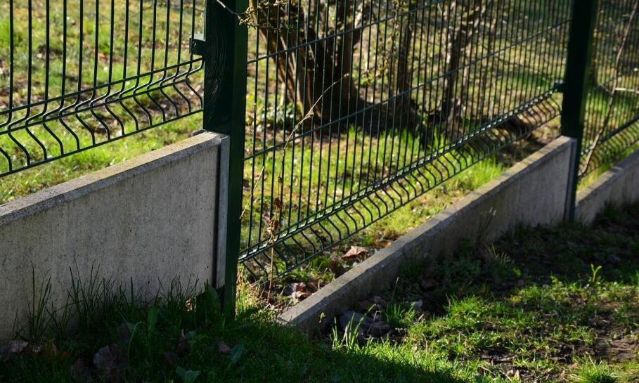 Jak wznieść ogrodzenie na nierównym terenie?