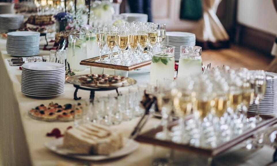 Restauracja jako świetne miejsce na organizację imprezy okolicznościowej Restauracja jako świetne miejsce na organizację imprezy okolicznościowej