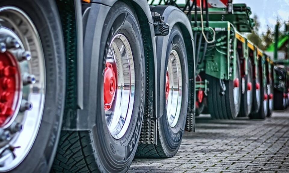 Różnice pomiędzy spedycją a transportem