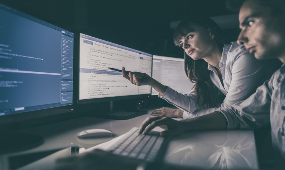 Na czym polega administracja siecią komputerową?